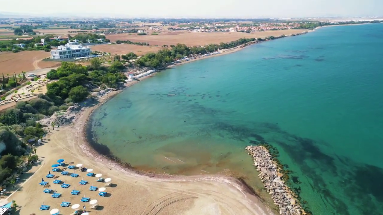 Faros Beach, Pervolia